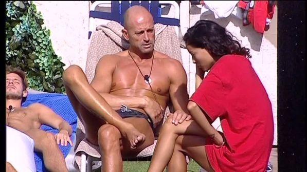 Grande Fratello Vip, Stefano consola Mariana e... allunga le mani