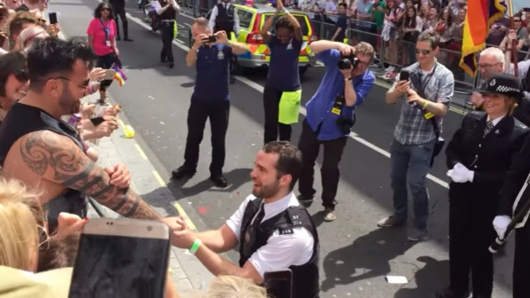 Londra, poliziotto rompe cordone di sicurezza al Gay Pride e chiede la mano al fidanzato