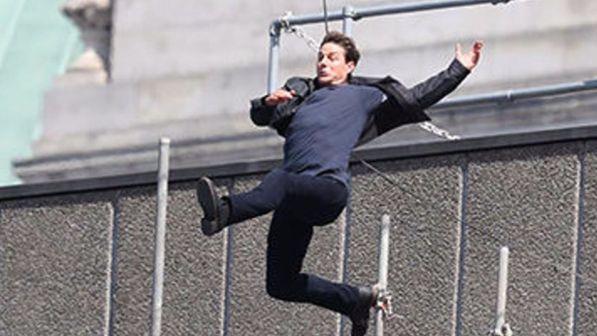 "Mission Impossible 6", caviglia rotta per Tom Cruise: interrotte le riprese