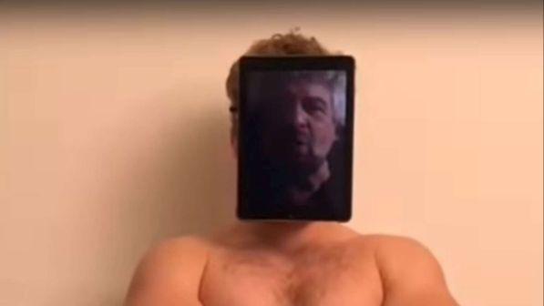 Il messaggio di fine anno di Beppe Grillo: "Restiamo umani"