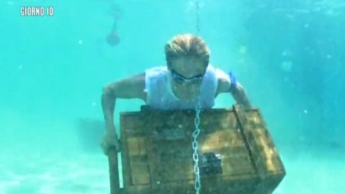 Isola, Simona Ventura regina di apnea a forza