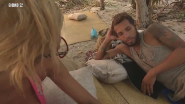 "Isola dei Famosi", Paola stremata litiga con Jonas e Gracia