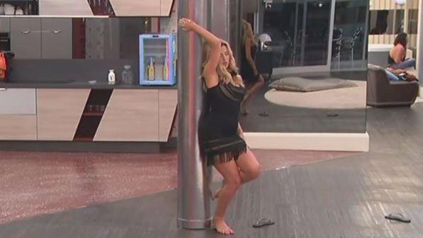 "Grande Fratello Vip", la sexy lap dance di Valeria Marini