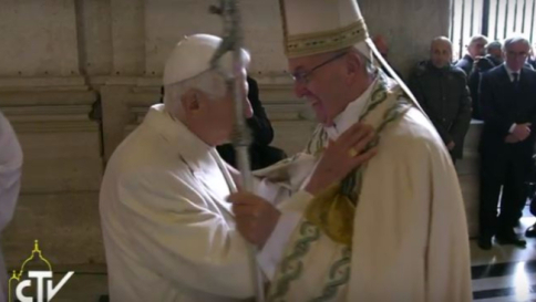 papa francesco, ratzinger, abbraccio, giubileo