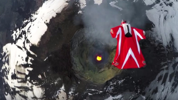 Impresa spettacolare di una paracadutista italiana: vola in tuta alare su un vulcano cileno
