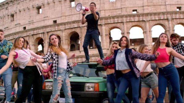Enrico Papi adesso canta: ecco "Mooseca", il primo singolo