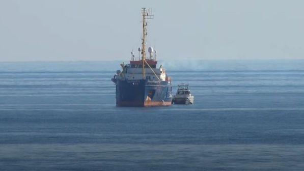 Migranti, la Sea Watch 3 ha provato a entrare a Lampedusa: bloccata | L'Ue: "Fateli sbarcare, poi li ricollocheremo"