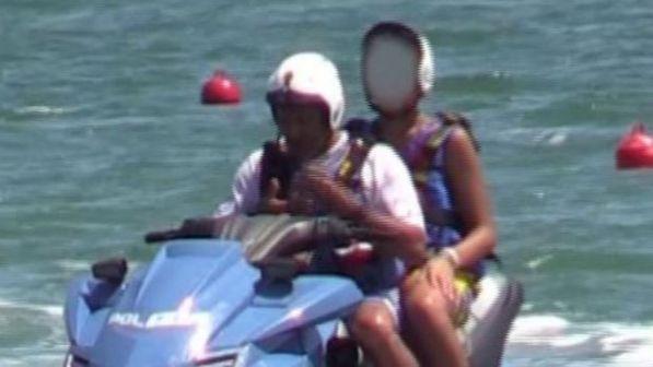 Figlio di Salvini su una moto d'acqua della polizia, scoppia la polemica | Il vicepremier: "Mio errore da papà"