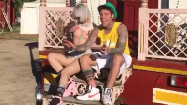Fedez, topless e divertimento sul set con J-Ax