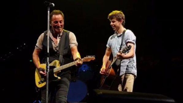 Bruce Spingsteen invita un giovane fan a suonare sul palco