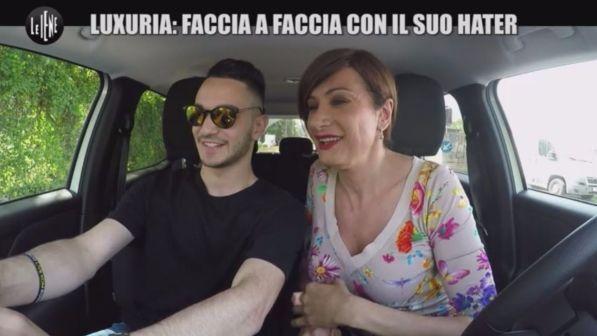 Vladimir Luxuria incontra il suo hater: "Pensi sia uno scherzo della natura?"