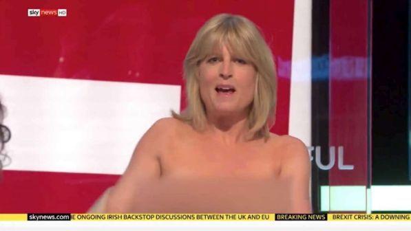 Gb, giornalista si spoglia in tv per far sentire la sua voce contro la Brexit