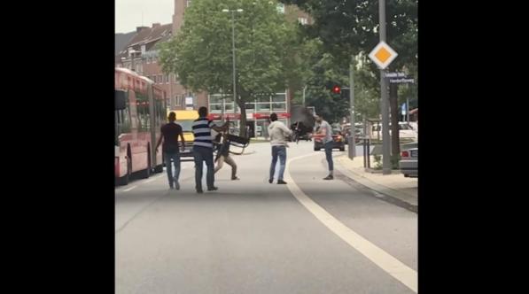 Amburgo, parla il tunisino che ha fermato l'aggressore: "Gli abbiamo lanciato le sedie"