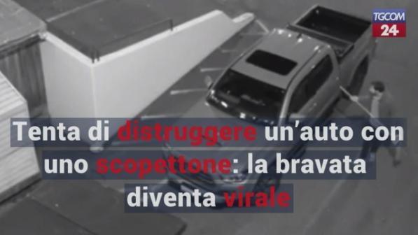 Seattle, tenta di distruggere un’auto con uno scopettone: la bravata diventa virale