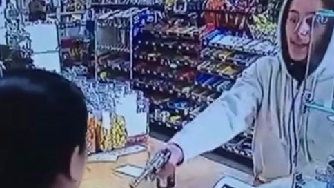 Rapina al super, la cassiera salva gli incassi e mette in fuga il ladro
