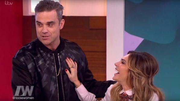 Robbie Williams, la moglie rivela in tv: "Ho finto a letto con lui"