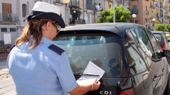 Sosta selvaggia, a Biella sindaco fotografa auto in divieto