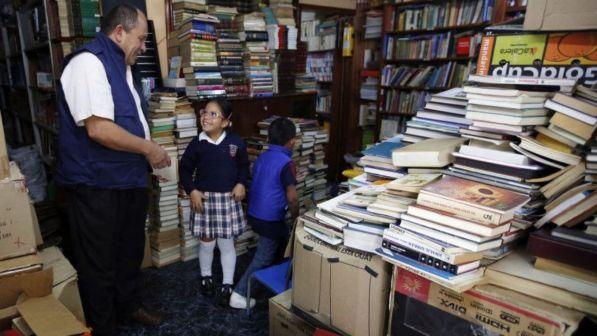 José, il Signore dei Libri: li salvo dalla spazzatura e li dono ai poveri del mondo
