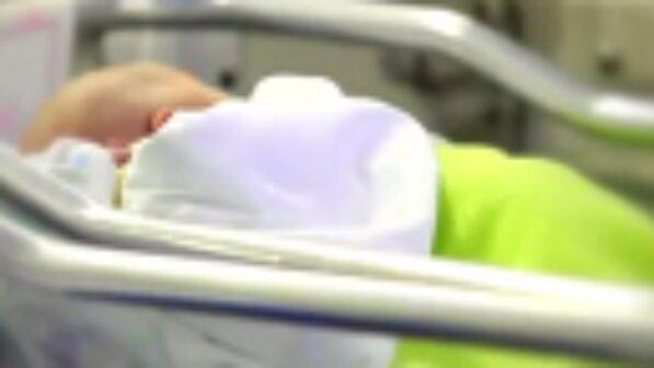 Catania,uccide bimbo di tre mesi buttandolo a terra: madre arrestata | "Volevo gettarlo sul letto, non ucciderlo"