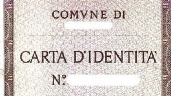 Sul modulo solo "madre-padre", niente carta d'identità alla figlia di una coppia gay