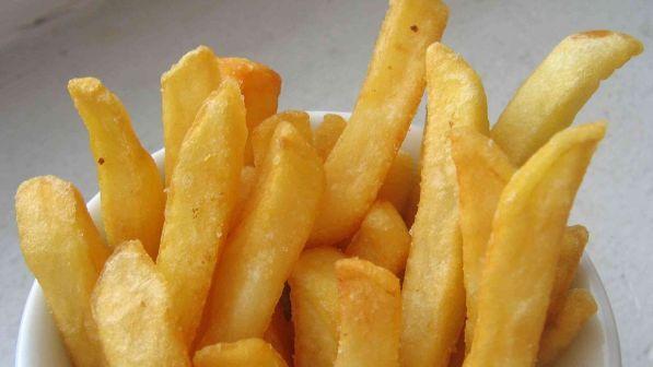 Inghilterra, mangia solo patatine e pane bianco: teenager diventa cieco e sordo