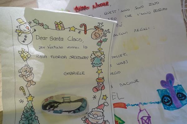 Palloncino con lettera a Babbo Natale vola per 250 km e finisce in una discarica: scatta gara solidarietà e arriva il regalo