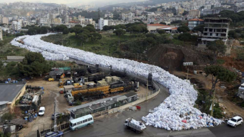 Beirut invasa dalla spazzatura, le immagini del "fiume" di rifiuti per le vie della città