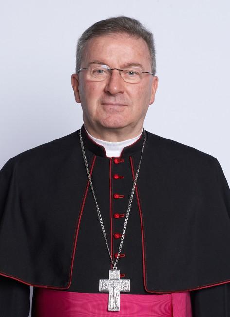 Le Monde: "Il nunzio apostolico in Francia indagato per molestie"
