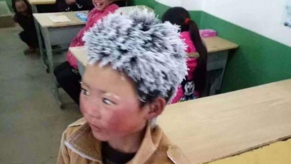 Cina, bambino arriva a scuola congelato dopo 4 km a -9 gradi: la foto è virale