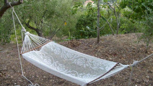 Dorme sull'amaca in pineta: turista austriaco multato a Trieste