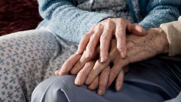 Torino, 71enne chiama l'ambulanza per il marito stroncato da infarto: ma pochi minuti dopo muore anche lei