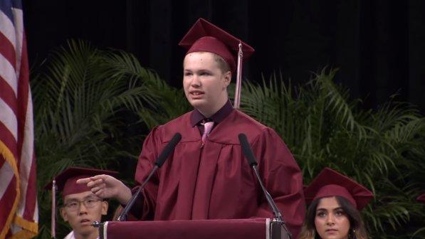 Usa, teenager autistico stupisce con discorso alla cerimonia di consegna dei diplomi: "Fate cose inaspettate"