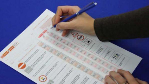Rimini, paga 3mila euro per farsi sostituire da un esperto alla prova scritta della patente