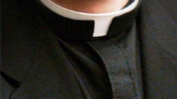 Salerno, residente aggredisce il parroco per una festa religiosa