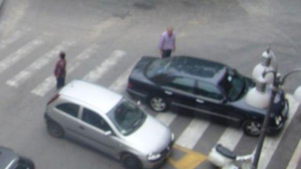 Milano:fotografa auto su strisce pedonali, malmenata da proprietari