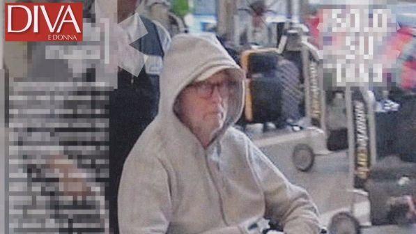 Eric Clapton in sedia a rotelle... I segni dell'età e di una vita spericolata