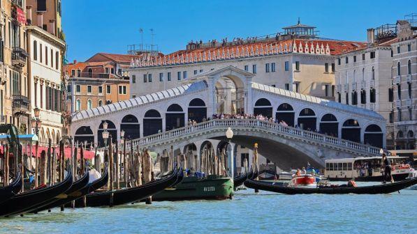 Venezia, turisti francesi parcheggiano la propria bicicletta in calle: multati