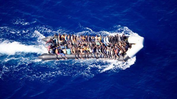 Naufragio al largo della Libia, 73 migranti in salvo: anche bambini