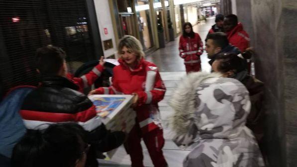 Ordinano 60 pizze, ma non si presentano: il titolare le regala ai senzatetto