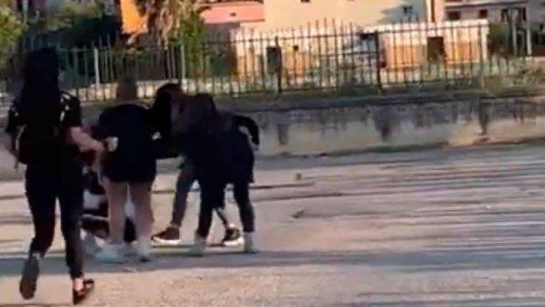 Bullismo, nel Napoletano botte a una 13enne per un post sui social