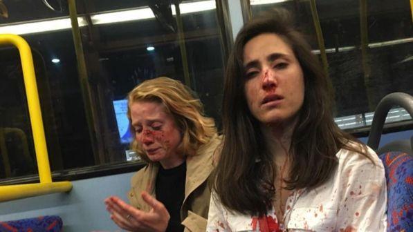 Londra, coppia lesbica: "Aggredite sul bus da un gruppo di uomini, volevano che ci baciassimo davanti a loro"