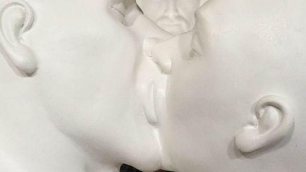 Lucca, statua bacio gay in chiesa: opera spostata dopo protesta dei visitatori
