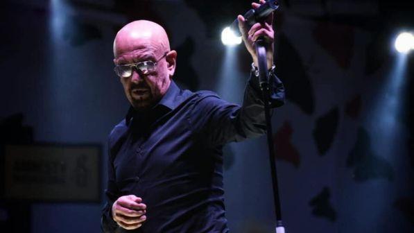Enrico Ruggeri, stop al tour per motivi di salute: l'annuncio sui social