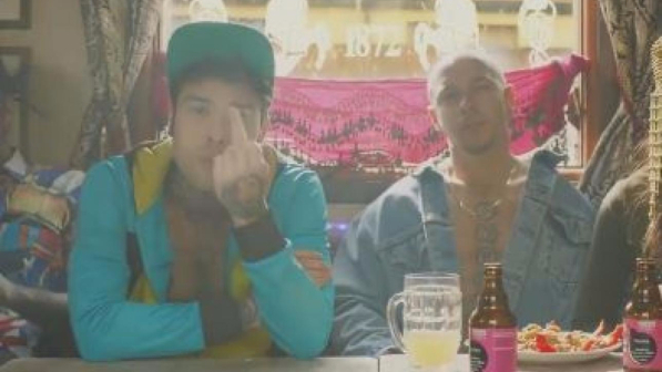 Guerra social tra Fedez e Salvini: il rapper fa un dito medio al leader della Lega che replica su Facebook