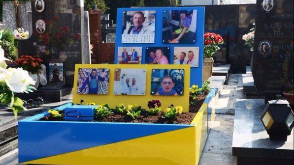 Como, la tomba è troppo "vistosa": polemiche sulla scelta della coppia gay