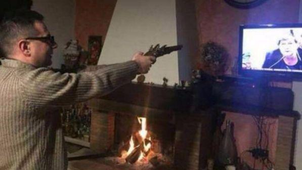 Vibo Valentia, polemiche la foto di un prete che spara alla Camusso in tv