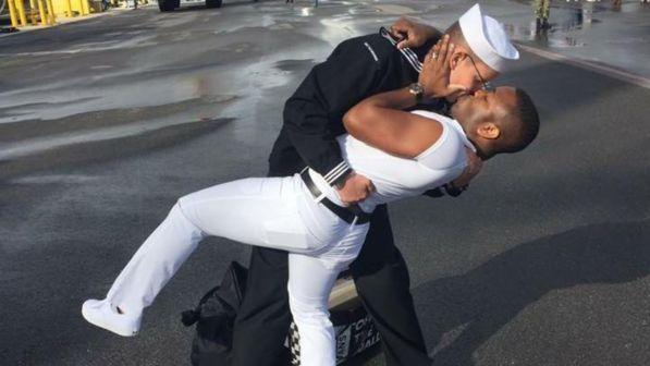Usa, marinaio gay bacia il marito ricreando la foto icona di Times Square