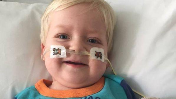 Gb, stanno per staccargli la spina: il piccolo Dylan si risveglia dal coma