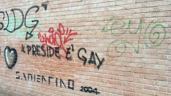 Ravenna, scrivono "il preside è gay" sul muro del liceo | Lui: "Non lo cancello"