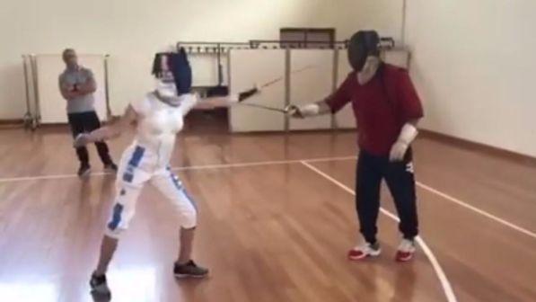 Bebe Vio non finisce di stupire: lezione di scherma in piedi